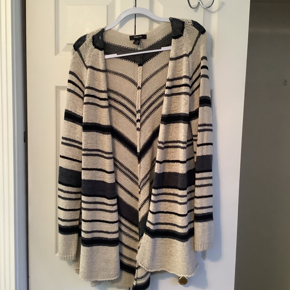 Stylish cardigan size Lg in great condition